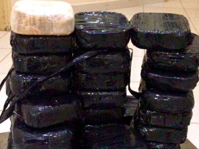 Tabletes de cocaína estavam na lataria de um Prisma (Foto: Divulgação)