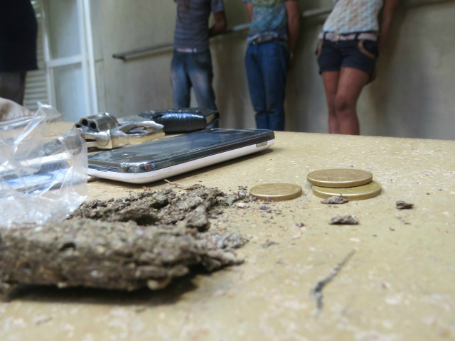 Três, do grupo de quatro pessoas detidas acusadas de roubo em Dourados - Fotos: Adriano Moretto