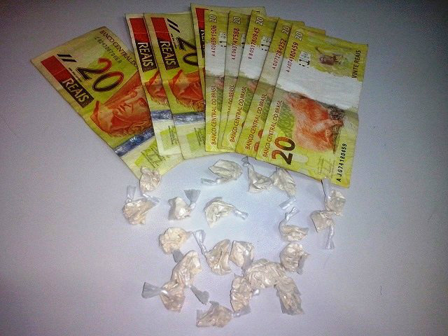 Porções de cocaína e dinheiro apreendidos com menor na noite deste domingo ( Ata News