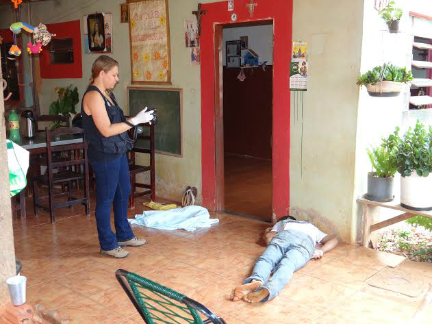 Jovem tomava tereré em frente de uma casa no Jardim Piratininga - Foto: Osvaldo Duarte