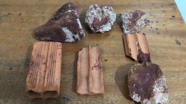 Objetos utilizados para a prática do crime, com resquícios de sangue da vítima – Foto: divulgação