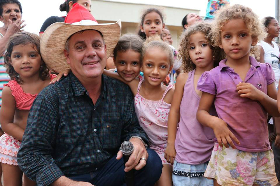 Angelo Guerreiro, Prefeito eleito de Três Lagoas distribuiu balas e doces para as crianças dos residenciais Novo Oeste e Orestinho. 