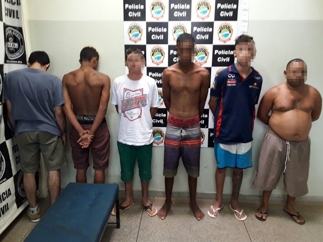 Da esquerda pra direita: W. N. L, menor (16 anos), P. H. S., menor (17 anos), A. H. S. F. e E. T. (Foto: Fábio Campos / Rádio Caçula)