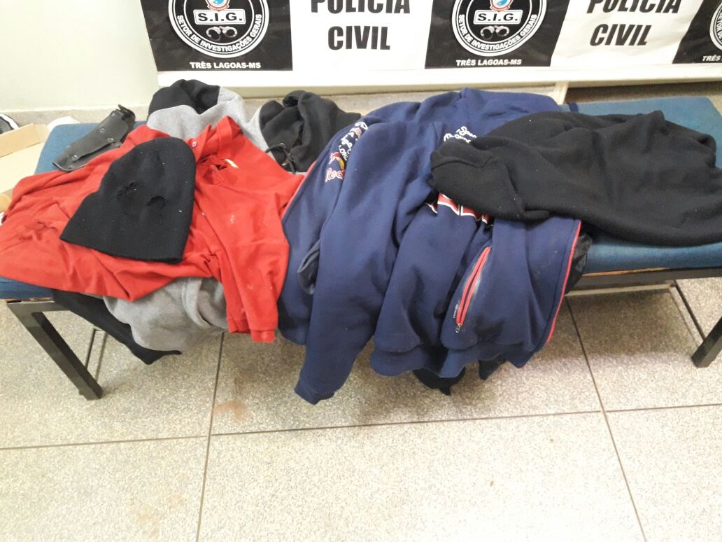 Roupas utilizadas pelos criminosos durante a ação.