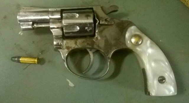Revólver calibre 22 apreendido pela PM de Birigui ( Foto: Marcelo Valarini )