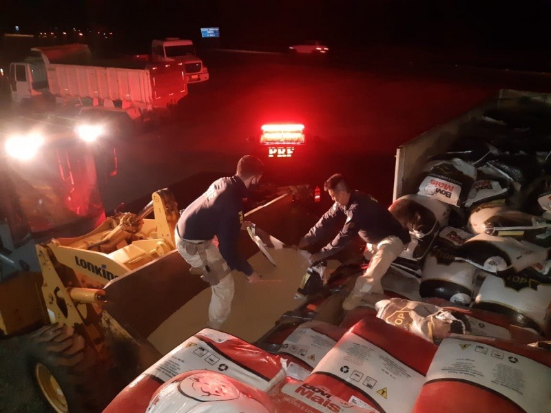A equipe encontrou, dentro dos sacos de ração, grande quantidade de maconha. FOTO: PRF.