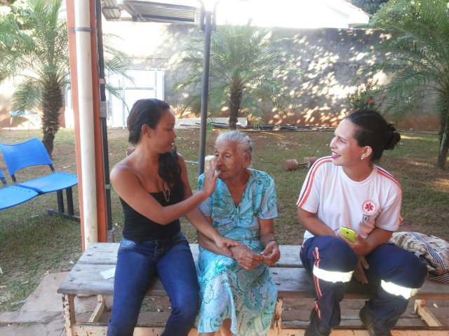 Idosa acompanhada da neta e de uma das socorristas do Samu. (Fotos: Rádio Caçula).
