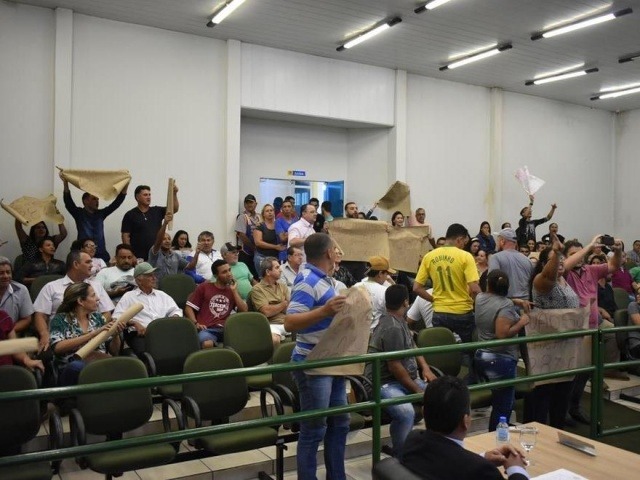 Protesto contra aumento na sessão da noite dessa terça-feira em Ribas do Rio Pardo (Foto: CMRRP/Divulgação)