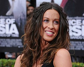A cantora Alanis Morissette posa para fotógrafos(Foto: Arquivo/AFP)