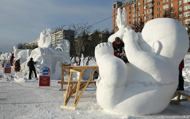 Ffestival internacional de esculturas de gelo e neve ocorre na cidade de Perm, na Rússia (Foto: Ilya Naymushin/Reuters)