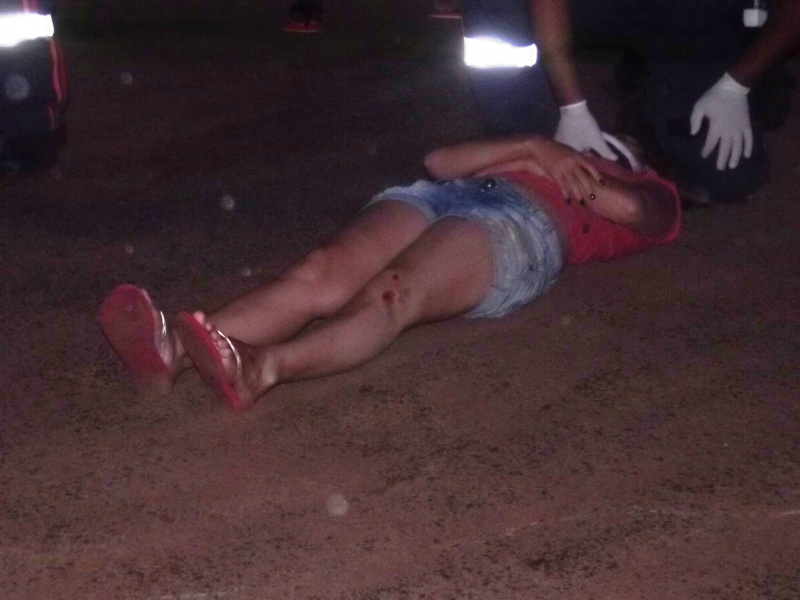 A mulher teria derrapado ao tentar atravessar a via. Foto: Rádio Caçula