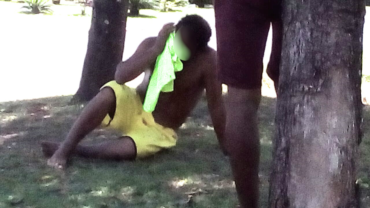 O homem apanhou de um amigo de bar e precisou de socorro médico. 