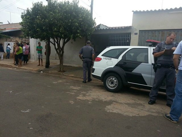 Policiais militares e vizinhos na frente da casa onde ocorreu o incidente ( Foto: Marcelo Valarini )