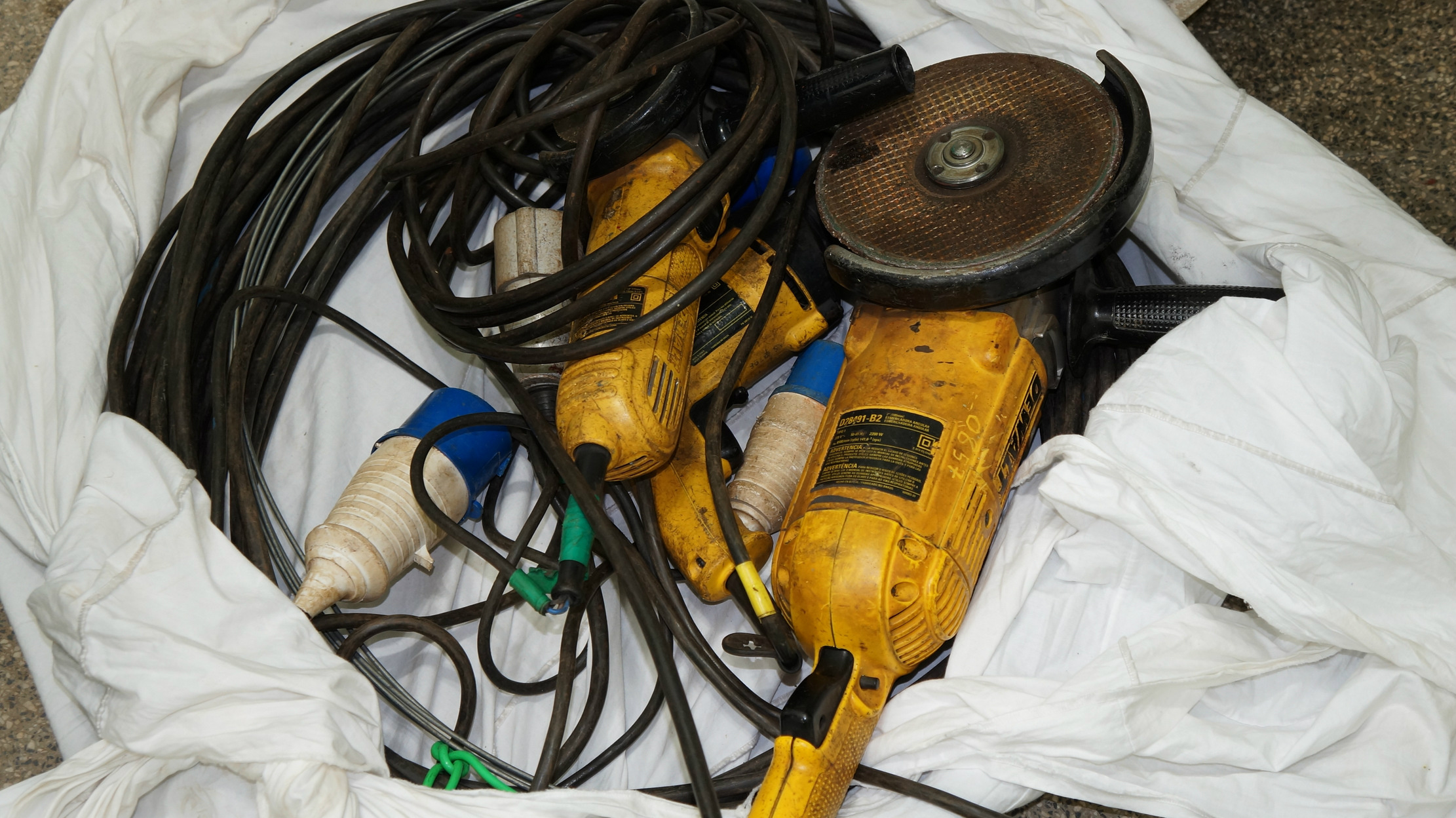 Equipamentos encontrados com o acusado(Foto: Vitor Rafael - Rádio Caçula)