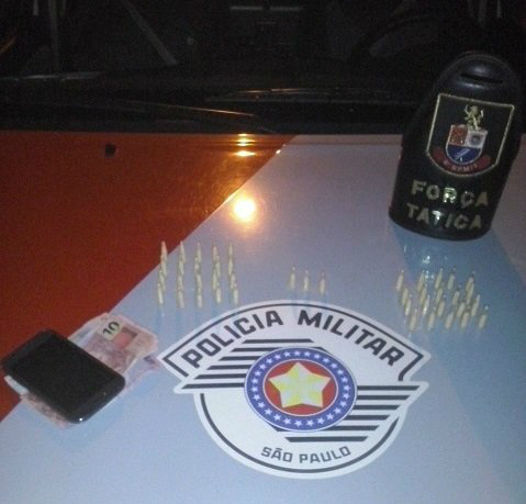 Pinos com cocaína e dinheiro apreendidos com menor nesta madrugada, em Araçatuba ( Ata News )