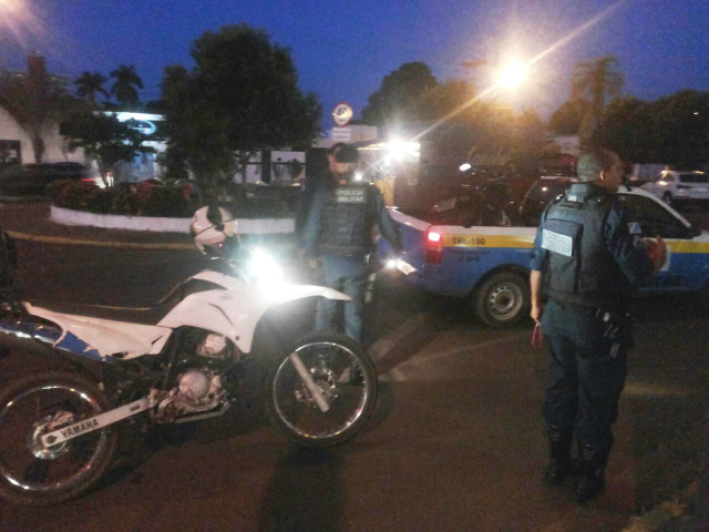 Blitz acontecia no cruzamento das ruas Marechal Deodoro e Alexandre Abrão. (Fotos: Rádio Caçula).