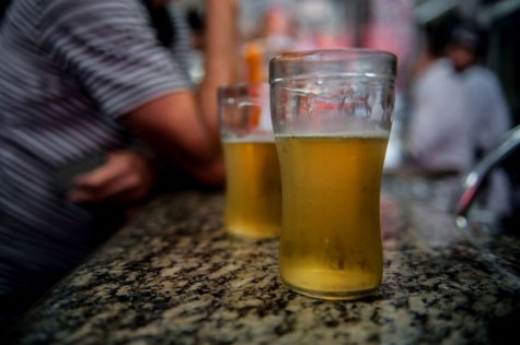 Um grupinho de quatro pessoas foi flagrado em via pública bebendo após o toque de recolher. Foto: Ilustração.