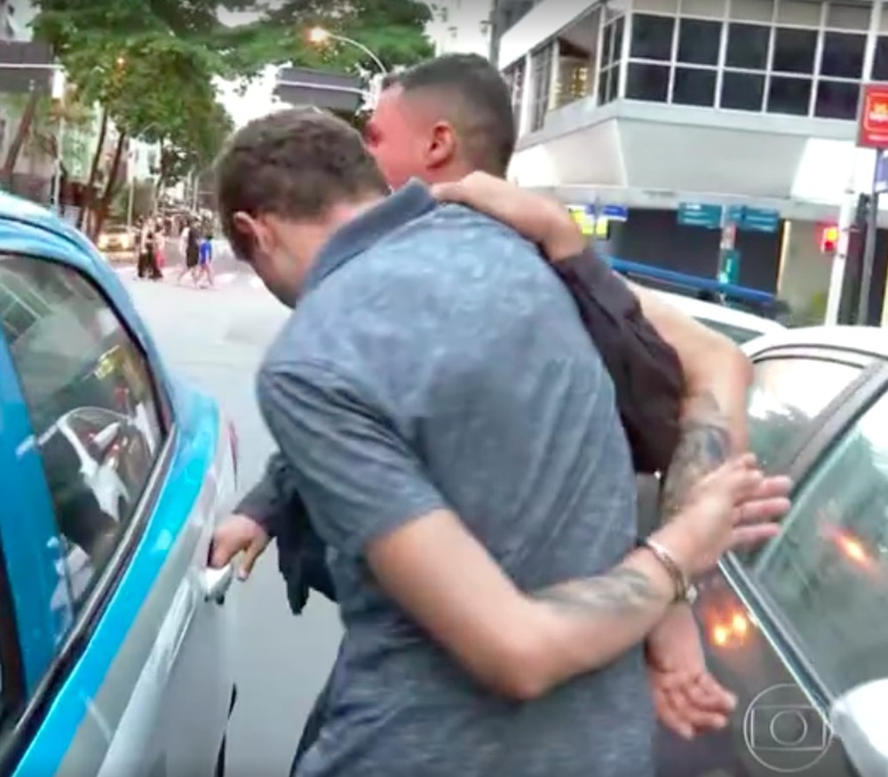 Suspeito de atirar o botijão foi preso por policiais militares. Foto: Divulgação.