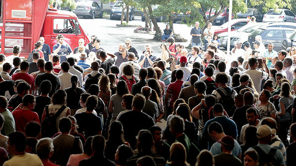 Funcionários da Universidade de São Paulo (USP) fazem assembleia geral na tarde desta quarta-feira (21) para avaliar a negociação salarial, no prédio do curso de história  (Foto: Folhapress)