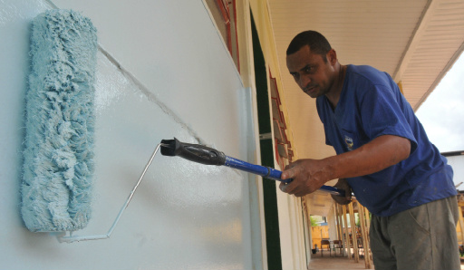 Foto: Gerson Walber / Correio do EstadoPreso trabalha na reforma de escola estadual do conjunto Coophavila, orçada em R$ 64 mil