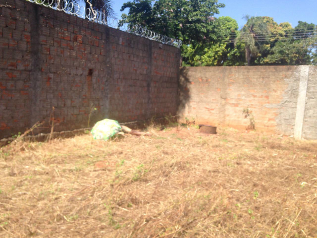 Terreno fica na rua Oscar Guimarães. (Fotos: Rádio Caçula).