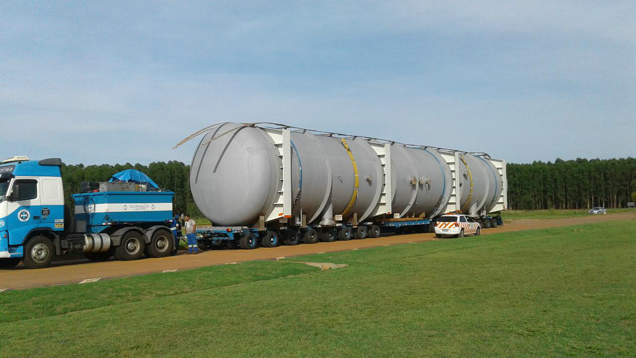A caldeira de recuperação recebe instalação do tanque de água de alimentação, uma peça de 125 mil quilos. 