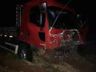 O carro rodou na pista e colidiu no caminhão (Foto: Via WhatsApp)