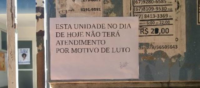 Aviso no portão do posto de saúde da Vila Alegre