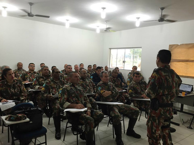 Aula de Introdução ao Direito Ambiental sendo ministrada pelo Tenente Mendes.Foto: Rádio Caçula