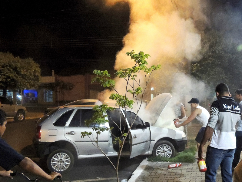 O carro pegou fogo provavelmente devido a um curto circuito.Foto: Rádio Caçula