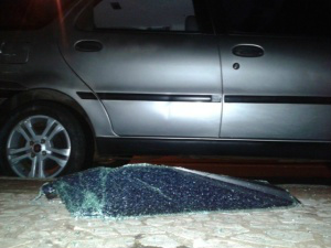 Em quase todos os casos, bandidos quebram vidro traseiro do lado do passageiro do veículo. (Foto: Marcos Ermínio)