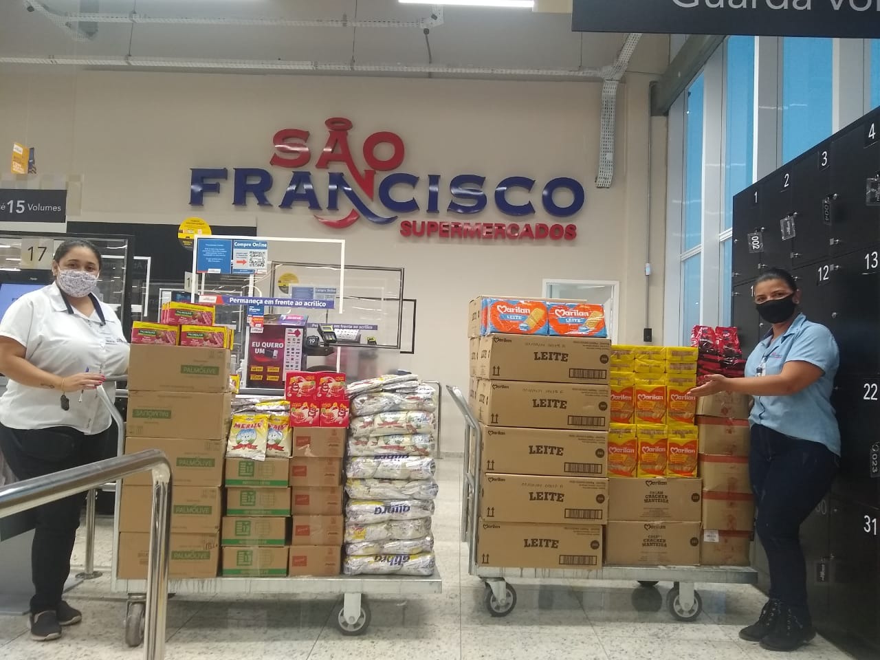 Alimentos e produtos de higiene pessoal compõem os kits que o São Francisco Supermercados doou para 140 famílias. Foto: São Francisco Supermercados.