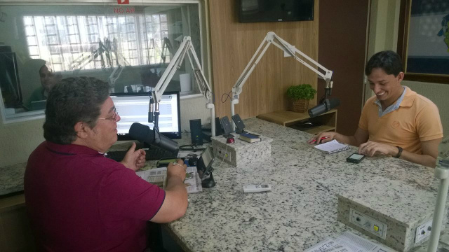 Apresentador Romeu de Campos e jornalista Rafael Furlan. (Foto: Rádio Caçula).