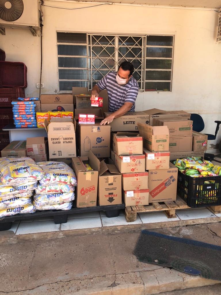 Alimentos e produtos de higiene pessoal compõem os kits que o São Francisco Supermercados doou para 140 famílias. Foto: São Francisco Supermercados.