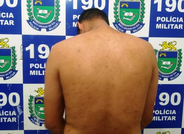 Homem preso em flagrante por violência doméstica e por possuir mandado de prisão em aberto. Foto: 2º BPM.