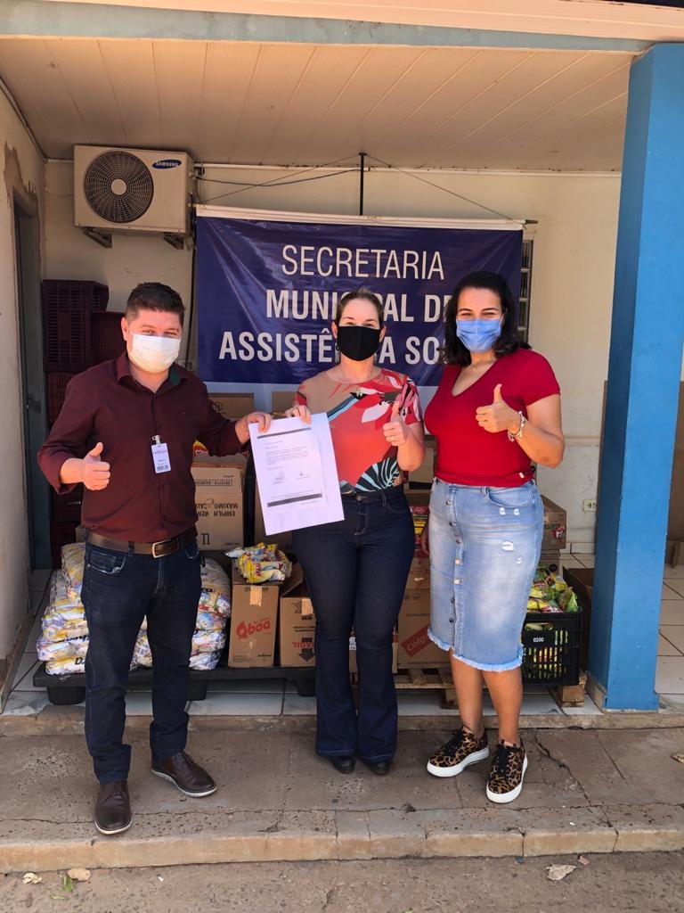Estiveram presentes na entrega dos kits, o gerente do SF Supermercados, Willian Zanetta e a Sec. de Assistência Social, Vera Helena Arsioli. Foto: SF Supermercados.