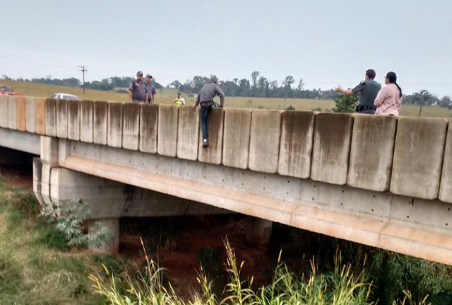 Adolescente conversa com policiais durante operação de resgate Foto: Ata News
