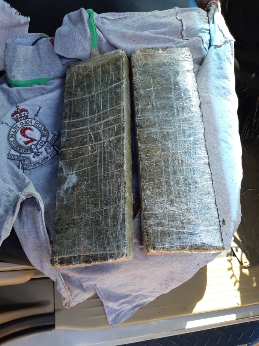 O autor ffoi flagrado com dois tabletes de maconha. Foto: Rádio Caçula.