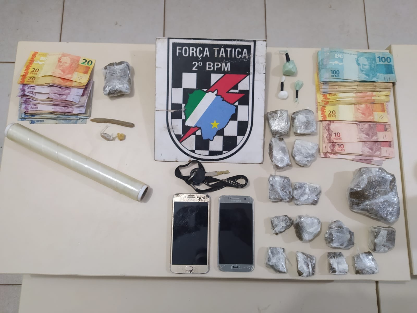 Os policiais apreenderam drogas e dinheiro, no bairro Santa Rita. Foto: Força Tática/2º BPM.