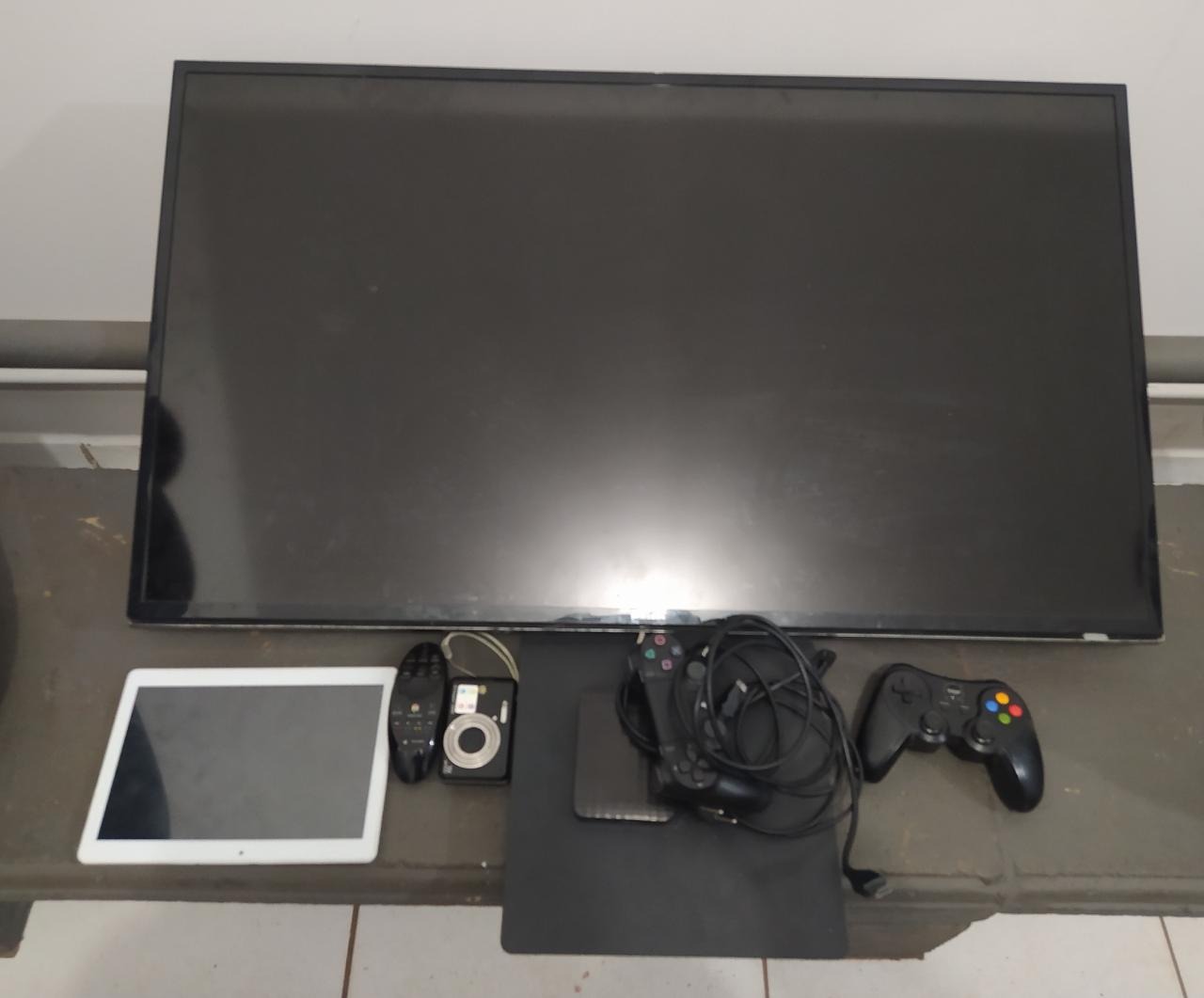 Eletrônicos de origem suspeita foram encontrados pelos policias. Foto: Força Tática/2º BPM.