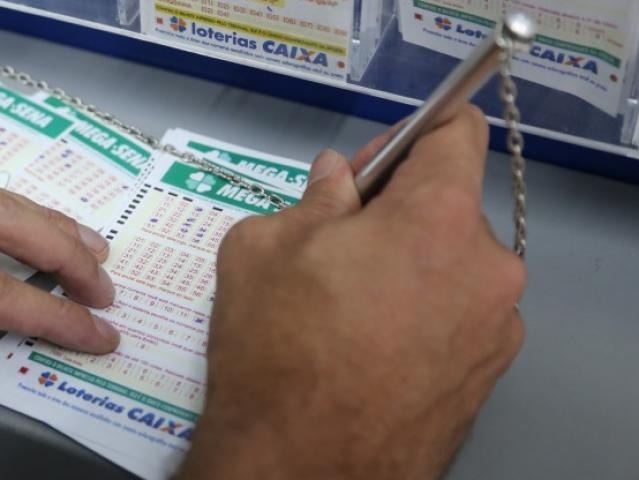 Apostador marcando as dezenas da sorte. (Foto: Paulo Francis)