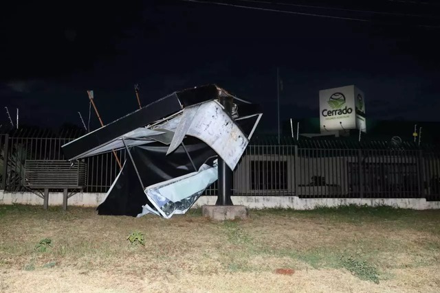 Força do vento derribou placa de outdoor na Avenida Cônsul Assaf Trad. (Foto: Kísie Ainoã)