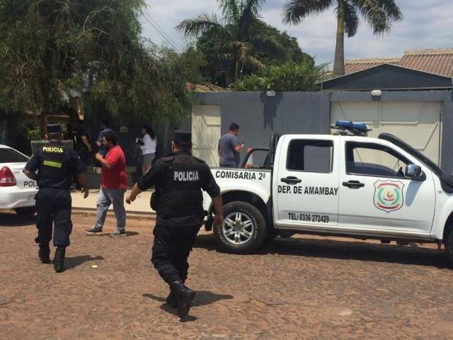 Movimentação em frente à casa onde policial e tio de traficante foram mortos hoje em Pedro Juan (Foto: Porã News)