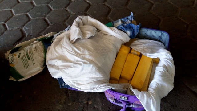 Os tabletes de droga foram encontrados dentro da mala de viagem. Foto: 2º BPM.