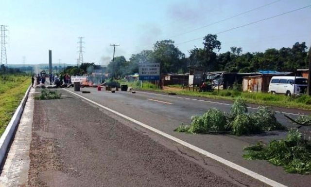 O trecho está totalmente interditado. (Foto: Direto das Ruas)
