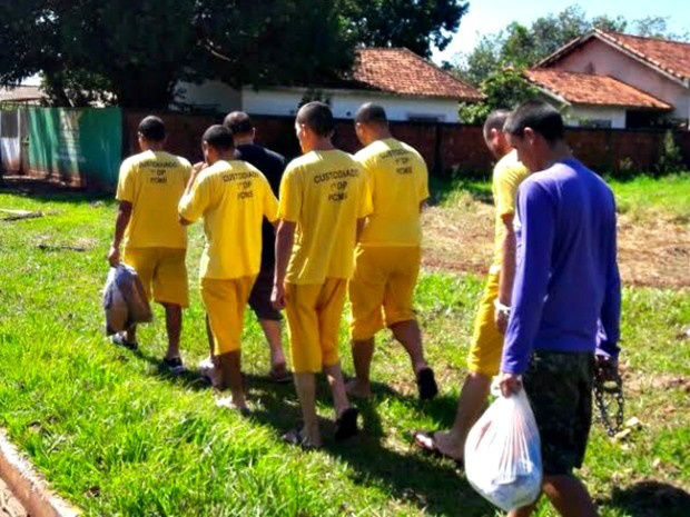 Policiais ficam quase escondidos em transporte de presos (Foto: Sinpol-MS / Divulgação)