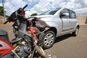 Motocicleta colidiu com Uno que saia de condomínio (Foto: Alcides Neto)