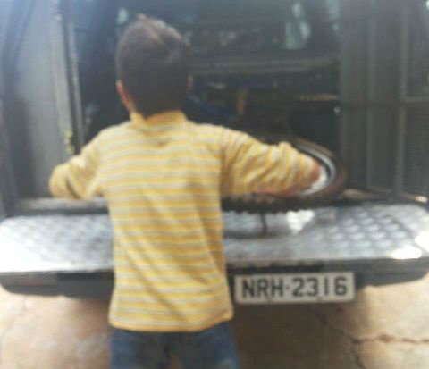 Menor de (11) anos é surpreendido na Escola Luiz Lopes de Carvalho, localizada no Bairro Santa Terezinha subtraindo uma bicicleta.