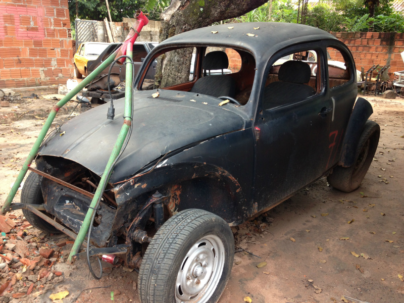 O carro está sem o para lama da frente para ficar mais leve.