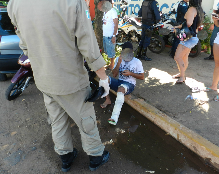 Acidente na Filinto Muller ocorreu após o motociclista tentar fazer uma ultrapassagem.Foto: Rádio Caçula